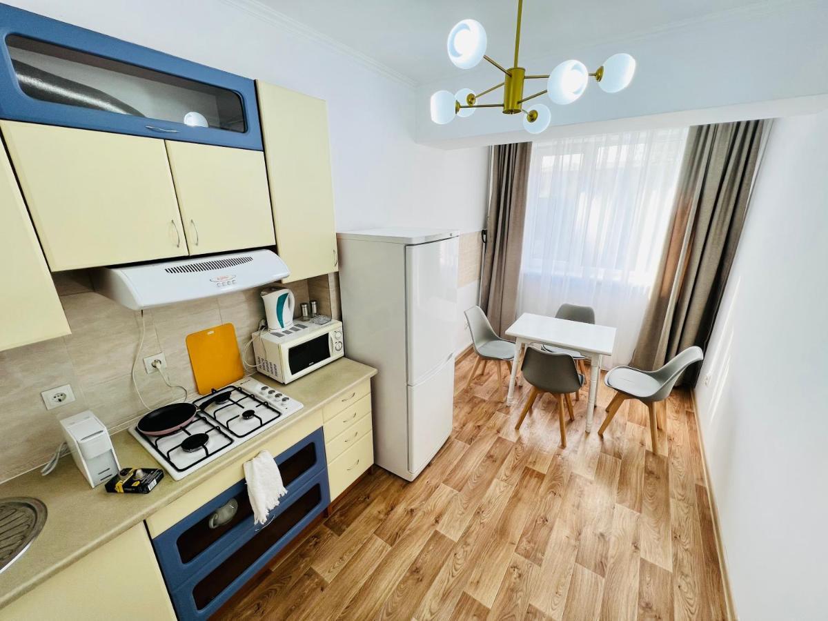 Evita Apartment Bisjkek Buitenkant foto